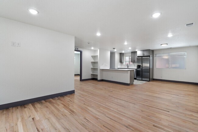 Foto del edificio - Meticulously updated charming unit in 4plex!