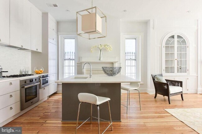 Foto del edificio - 2025 Hillyer Pl NW