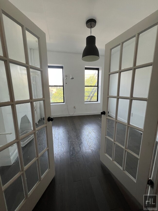 Building Photo - Junior 1BR / Studio Right Along Prospect P...