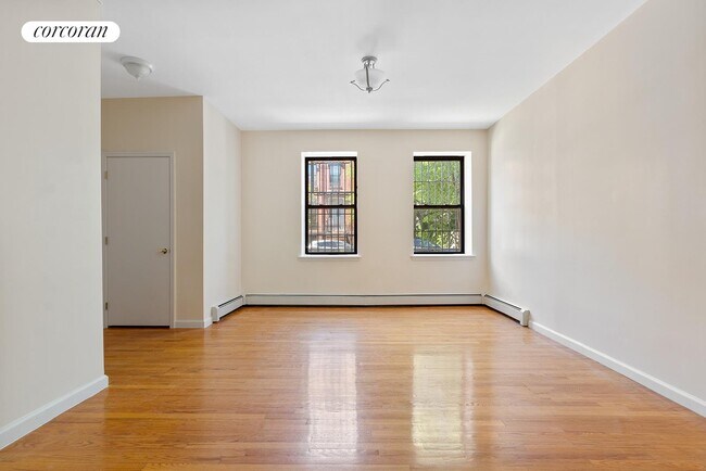 Foto del edificio - 79 Rogers Ave