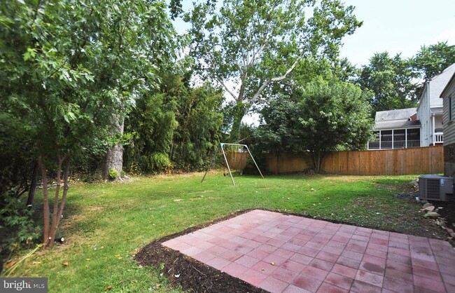 Building Photo - 5913 Ryland Dr