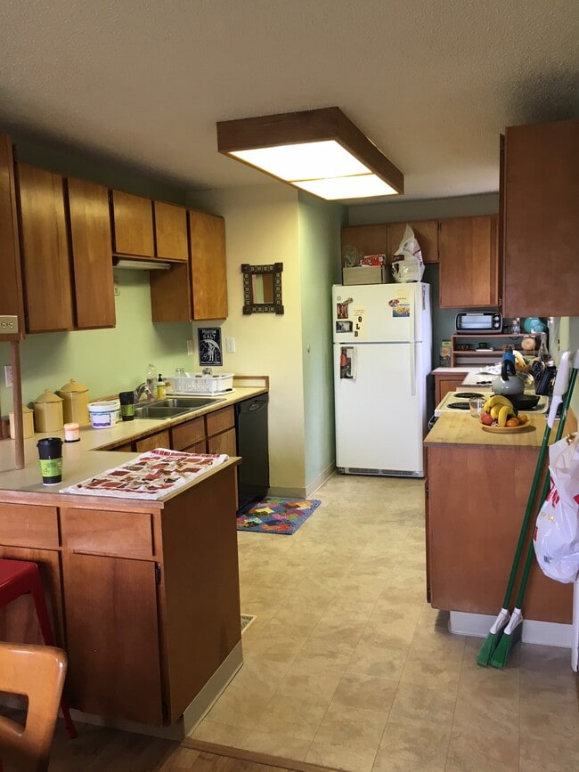 Kitchen - 323 NE 7th St