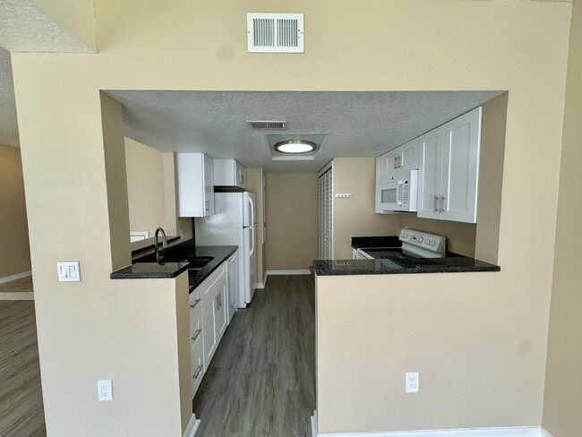 Building Photo - Fully renovated Townhome for Rent in Daven...