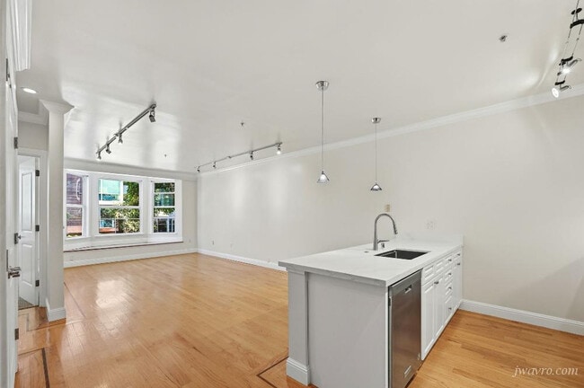 Building Photo - 166 Sanchez St