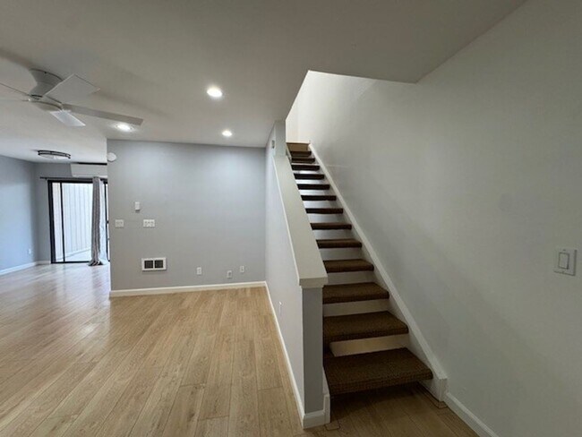 Foto del edificio - Spacious Tri Level 2Bed 2Bath Condo in Bay Ho