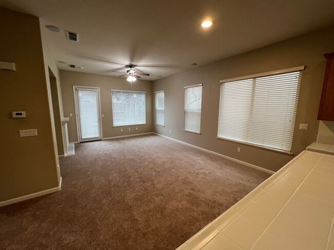 Foto del edificio - Lovely 3 Bedroom Low Maintenance Unit with New Flooring!