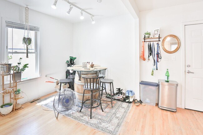 Foto del edificio - Wicker Park Big 3 Bedroom 2 Bath Private Coach House. Decks and Outdoor Space.