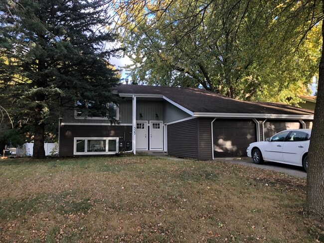 Building Photo - 323 Allan Ave