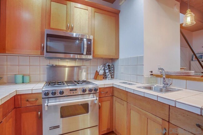 Building Photo - 5615 Beaumont Ave