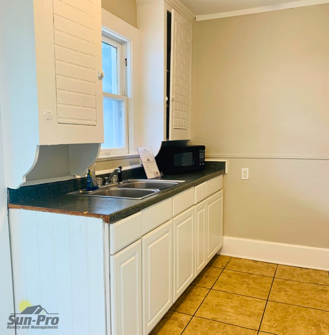 Building Photo - 808 S Grandview Ave