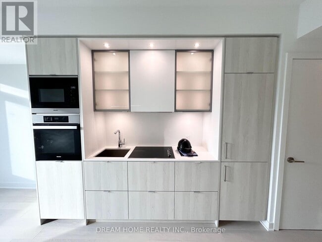 Building Photo - 11 Yorkville Ave