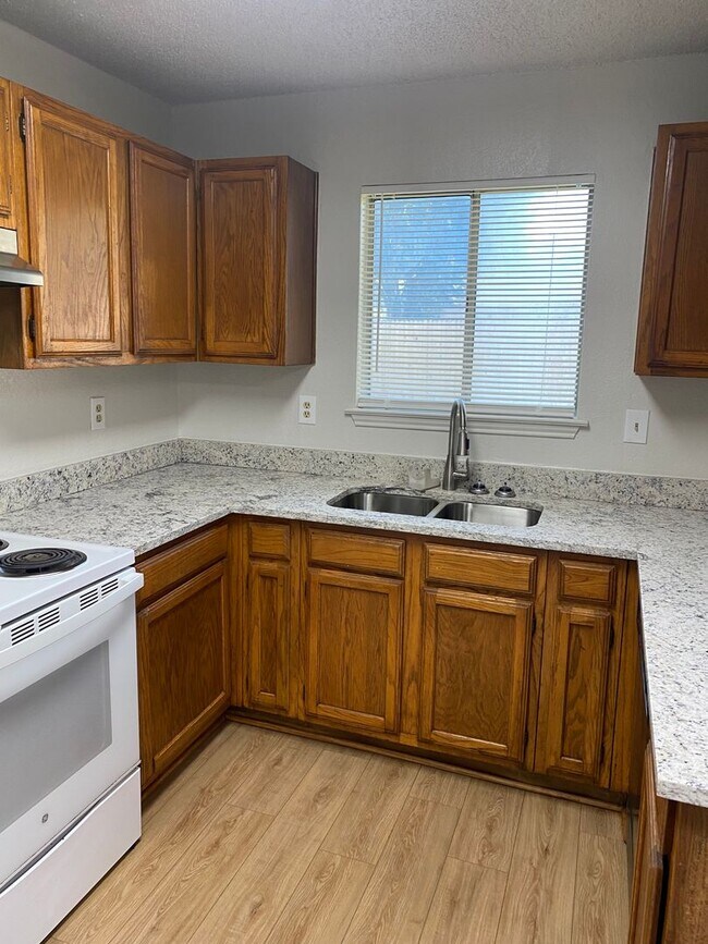 Building Photo - 1502 Woodfern Dr