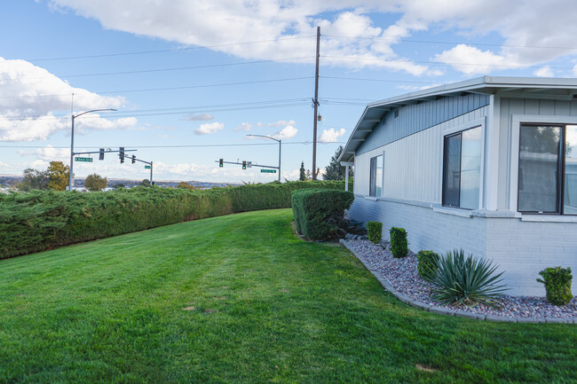 Building Photo - River Vista Apartments