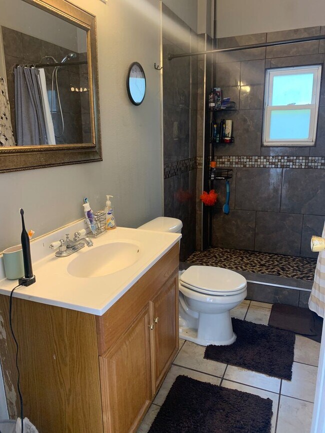 Foto del edificio - Large 3 Bedroom Available Now! Central air - Laundry provided!