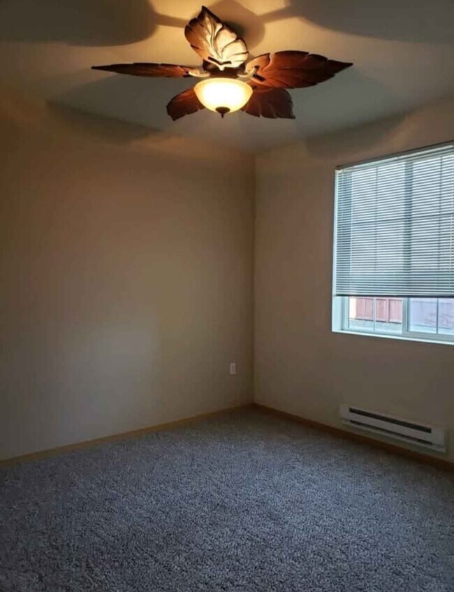 Amplio dormitorio principal con vestidor. - 10011 186th St E