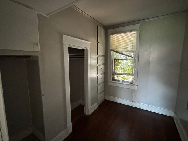 Building Photo - 401 N 5th St