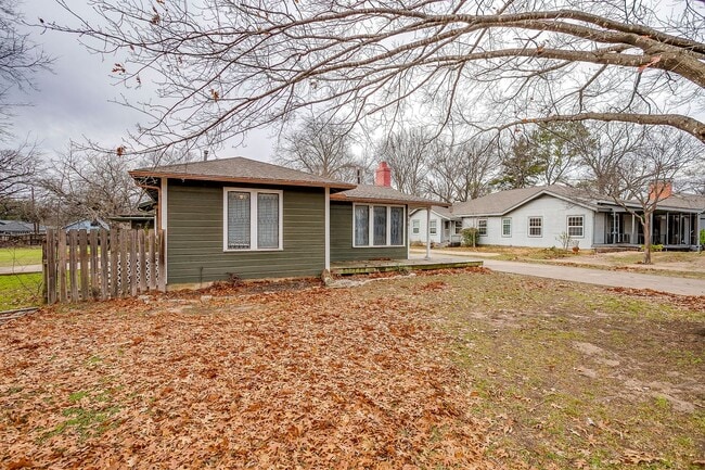 Foto del edificio - Amazing Historic 1940's Home in Original Cleburne- 4 Bed- 3 Bath w/ Multiple Living Areas- 76033