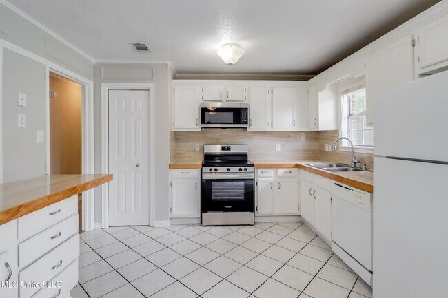Building Photo - 1302 Parktown Dr