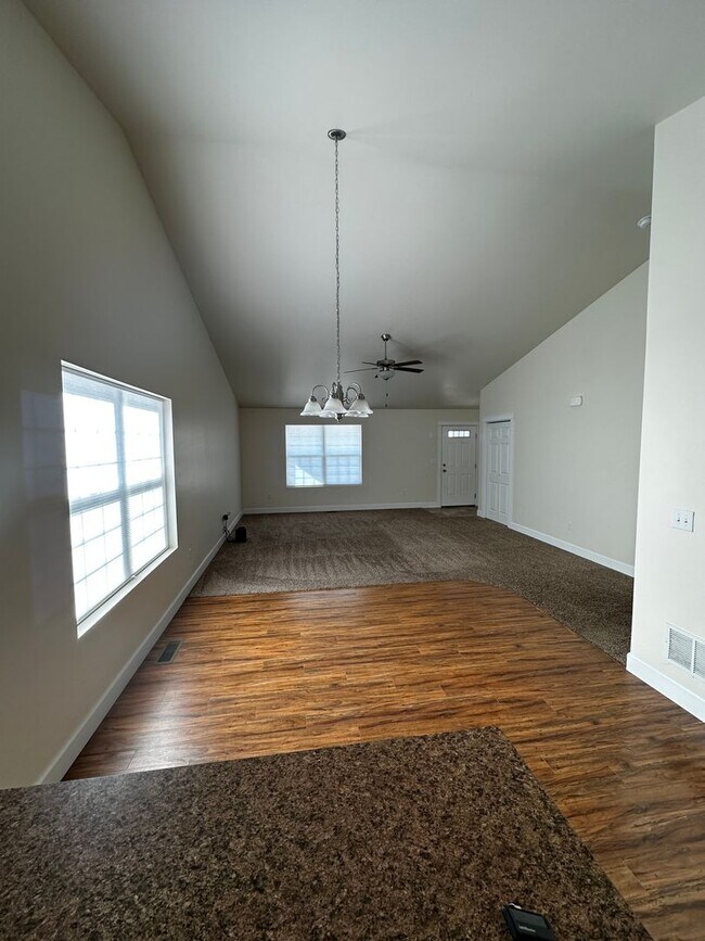 Building Photo - 3 bedroom 2 bath in Meadowlark Subdivision