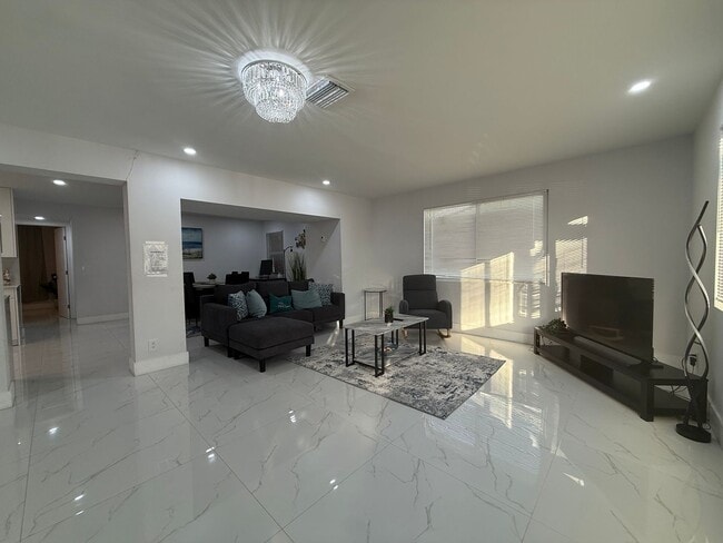 Building Photo - Single Family Home in Non HOA East Boca Raton