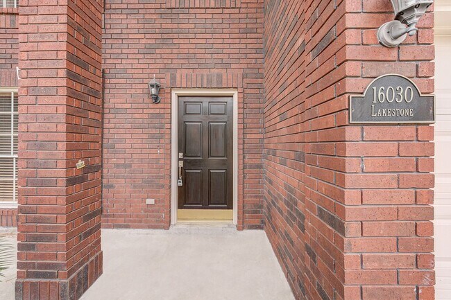 Building Photo - Charming 4-Bedroom Home with Modern Comfor...