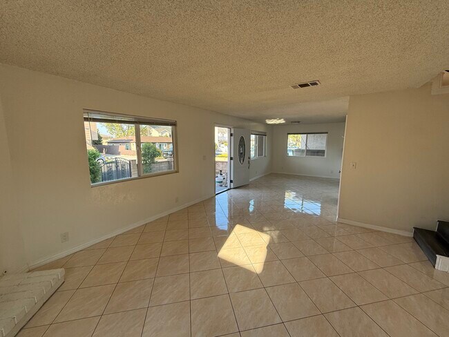 Foto del edificio - 7782 Newman Ave