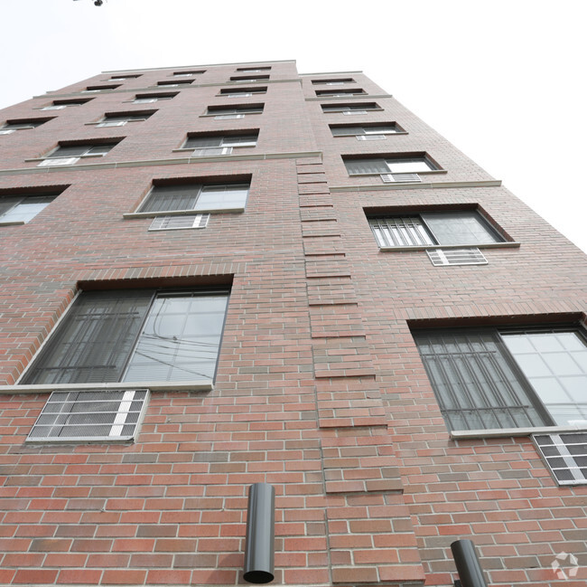 Building Photo - 715 E 214th St