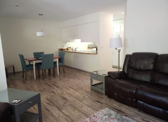 Building Photo - 8352 N Village Dr