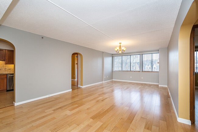 Building Photo - 1731 Beacon St