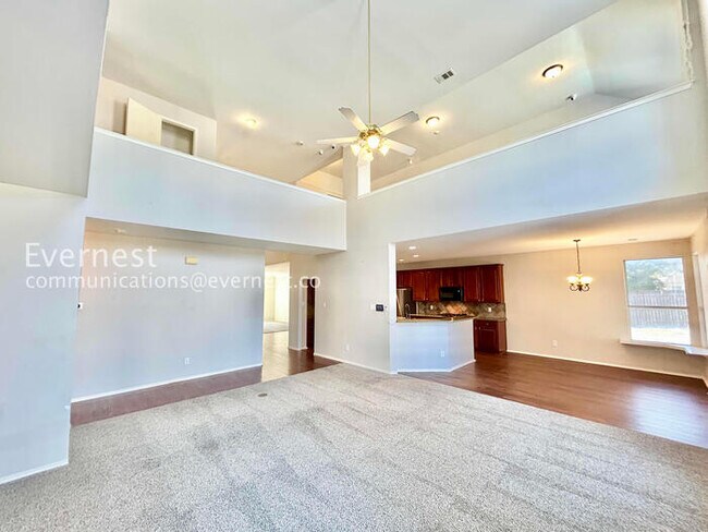 Foto del edificio - 5 Bed/3.5 Bath Home with Fenced Yard & Garage / Pet-Friendly / Vouchers Accepted