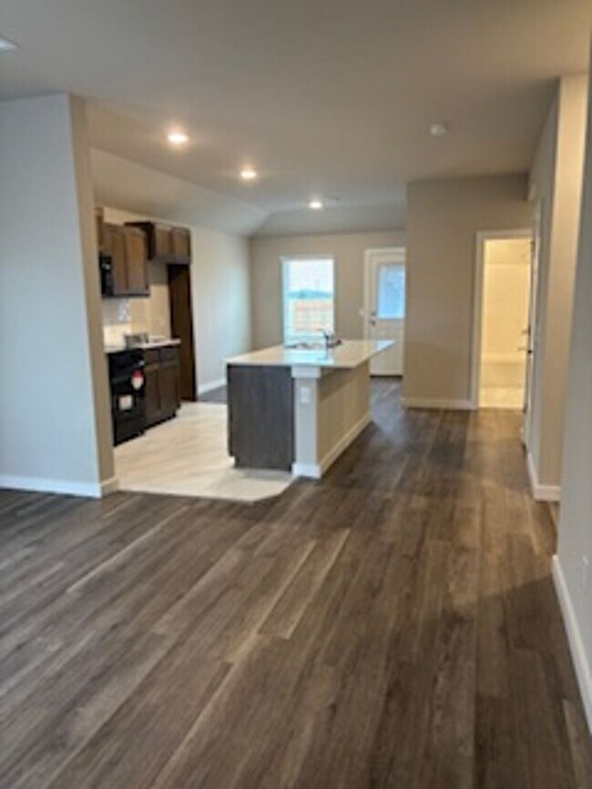 Building Photo - Stunning New Home!