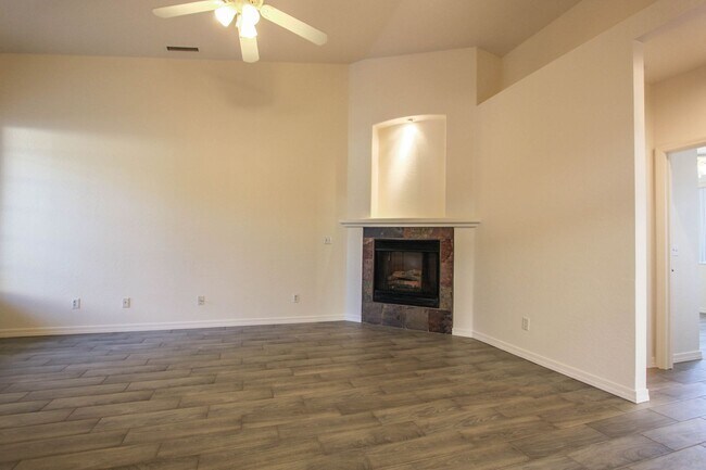 Foto del edificio - Prescott Valley Duplex with 2 Car Garage