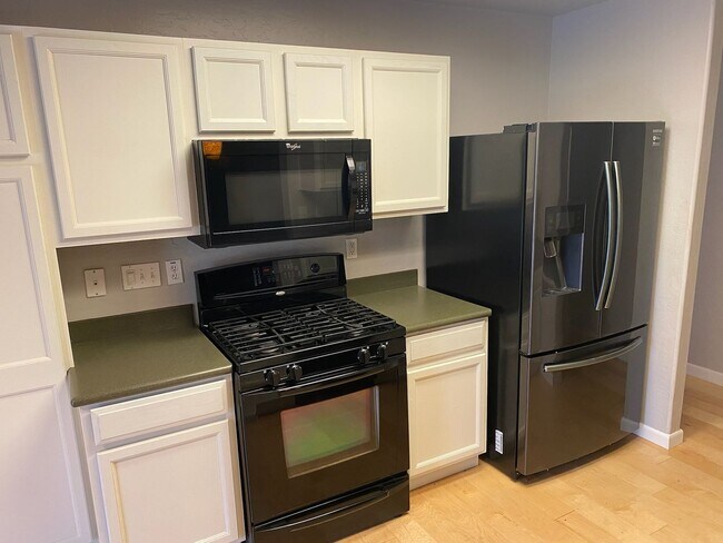 Foto del edificio - 2864 W. PAYSON CT - 4 BEDROOM 2 BATHROOM -...