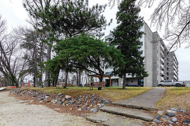 Photo du bâtiment - Lancelot Apartments