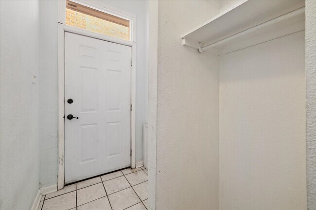 Foto del edificio - Spacious studio loft in the highly sought-...