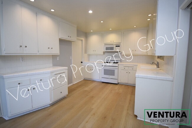 Building Photo - Charming 3-Bedroom with 2 Baths in East Ventura – Spacious 1513 Sq Ft Gem on Burlington Ave!