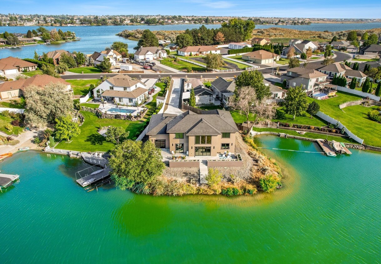 Foto principal - Stunning Large Custom Built Home On the Lake!