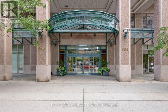 Photo du bâtiment - 909 Bay St.
