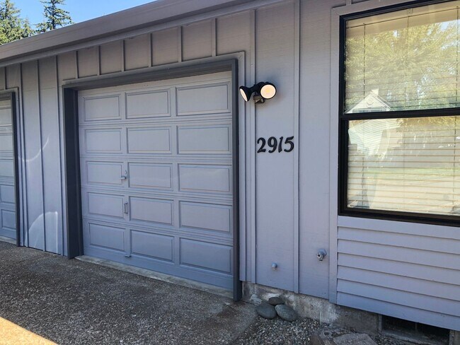 Foto del edificio - 2-bedroom 2-bathroom duplex with 2 garages in Eugene!