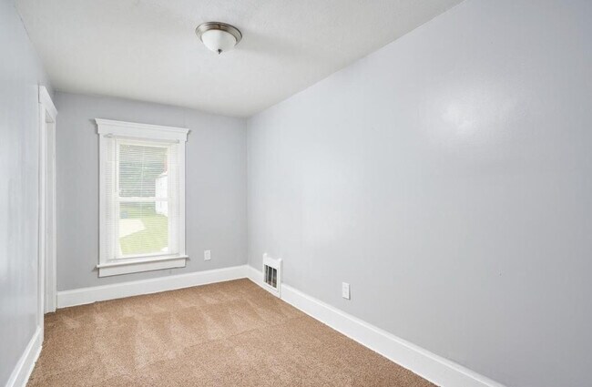Building Photo - 396 Doyle St