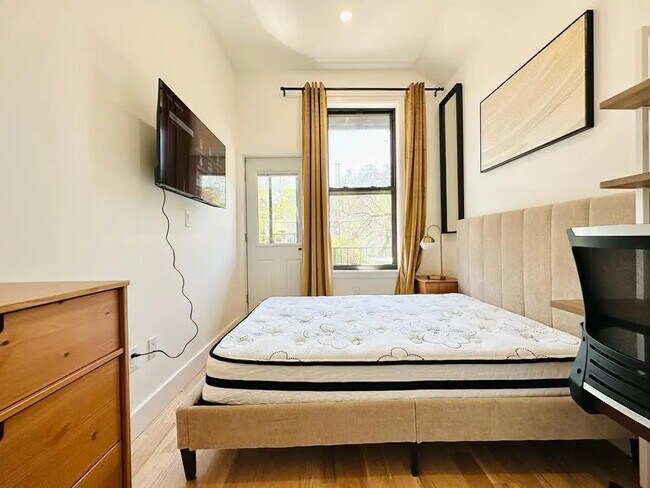 Foto del edificio - Furnished room/NOT APARTMENT