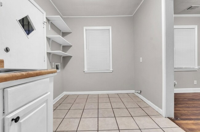 Foto del edificio - Charming 3BR/1BA Home with Spacious Yard & Great Location