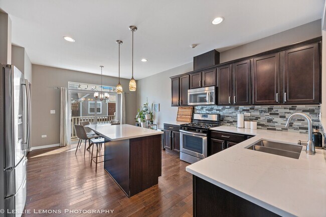 Building Photo - 2525 Dunraven Ave