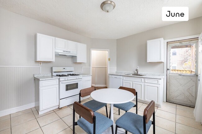 Foto del edificio - ROOM ONLY in 4-bed/1.0-bath Home