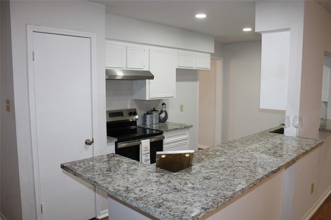 Building Photo - 819 Walbrook Dr