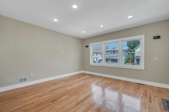 Foto del edificio - 275 Pearsall Ave