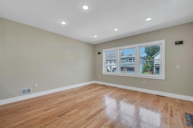 Building Photo - 275 Pearsall Ave