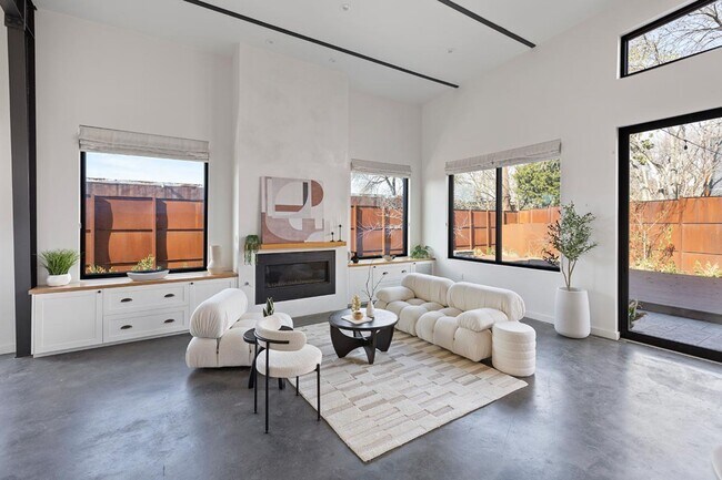 Foto del edificio - 4770 Iberia Ave