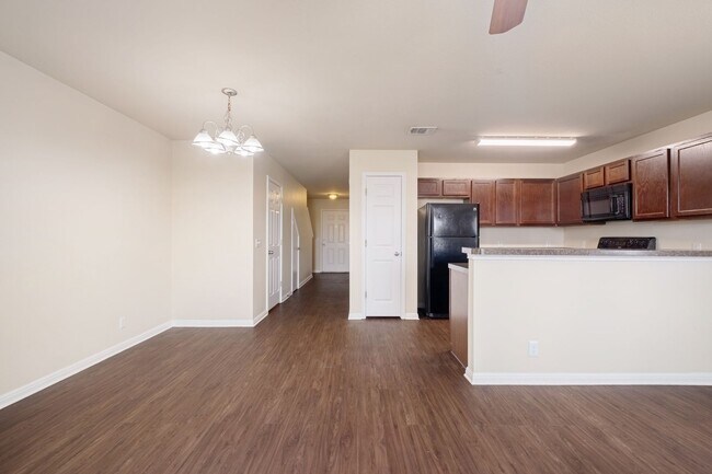 Building Photo - Convenient 3 Bedroom, 2.5 Bath, 2-Story Ho...