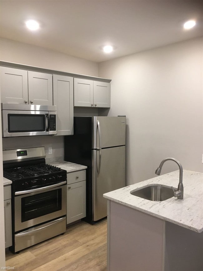 Building Photo - 2 br, 1 bath Apartment - 304 Ege Ave
